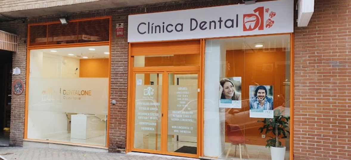 Fachada de Clínica Dental One en Calle Aviador Zorita 5, Madrid